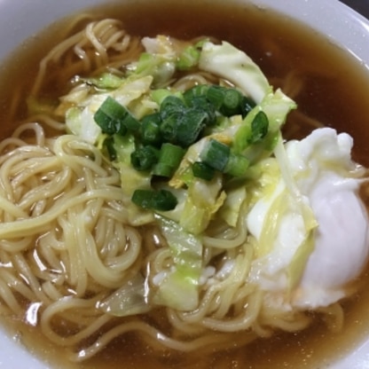 551の醤油ラーメンで♪私はキャベツはついざく切りにしてしまうんですが、細切りにすると麺と一緒に食べやすくていいですね(*^ω^*)